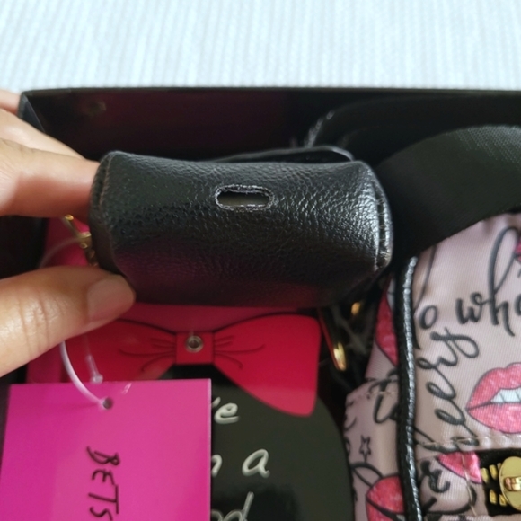 ✨️HP✨ Betsey Johnson Lips💋 Crossbody Bag with Ear👂Bud Case Gift🎁 Set - Picture 14 of 16